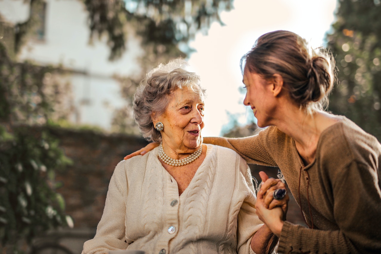 Suggerimenti per rapportarsi con gli anziani affetti da demenza senile -  Life s.r.l.